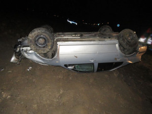 Cizinec pod vlivem alkoholu nezvládl zatáčku. Auto skončilo na střeše