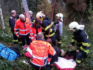 VIDEO: Paraglidista se zasekl na stromě, dolů mu pomáhali hasiči i záchranáři