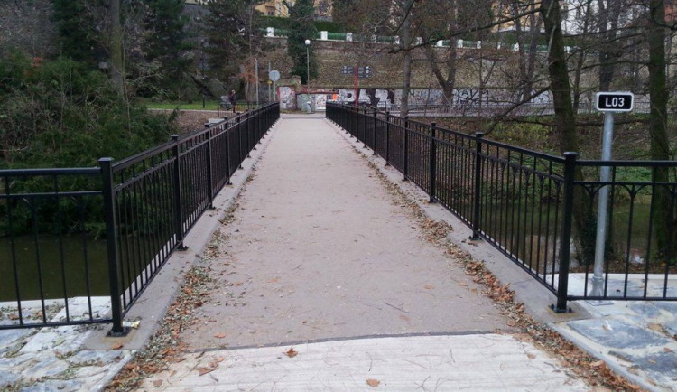 Lávka přes Mlýnský potok do Bezručových sadů je opravená, jak hodnotíte novou podobu?