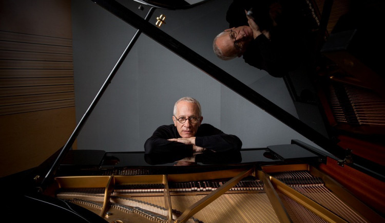 Do Česka míří hollywoodský filmový hudební skladatel James Newton Howard