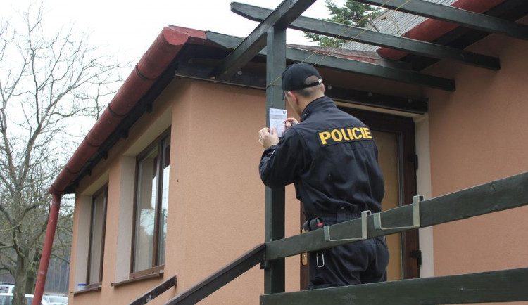 Policisté kontrolovali chatoviště. Na lístku nechávali rady chatařům, jak zabezpečit svůj majetek