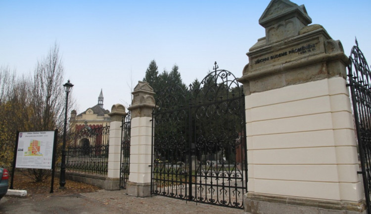 Vstup olomouckého hřbitova prošel opravou za více než milion, takto teď vypadá