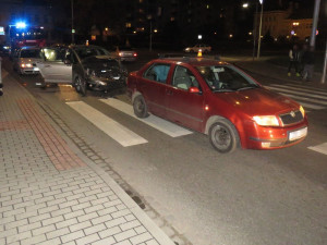 Na přechodu se srazila dvě auta, došlo ke zranění obou řidiček i dětí jedné z nich