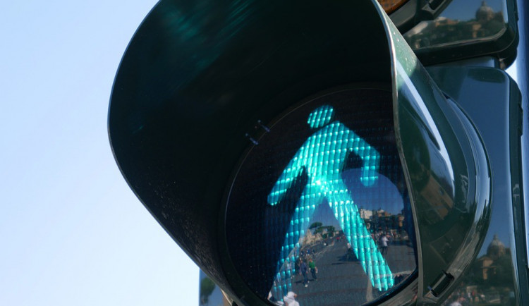 Policie pátrá po svědcích nehody na Chválkovické. Na přechodu došlo ke střetu auta s nezletilou dívkou