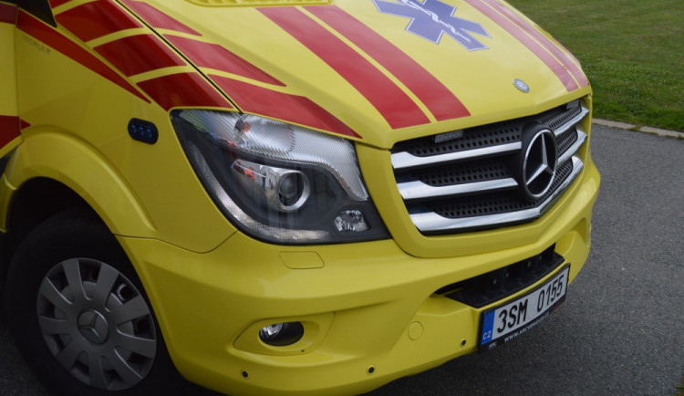 U Klášterce srazilo auto jedenadvacetiletou ženu. S mnohačetnými zraněními byla převezena do nemocnice