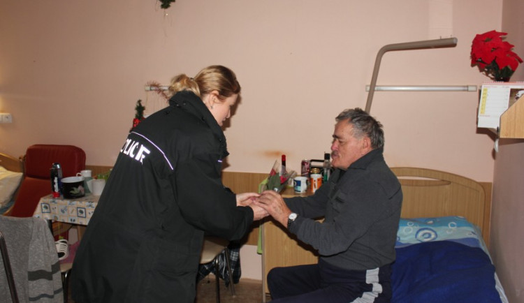 Policisté zakoupili vánoční hvězdy a obdarovali seniory. Výtěžek půjde onkologicky nemocným dětem