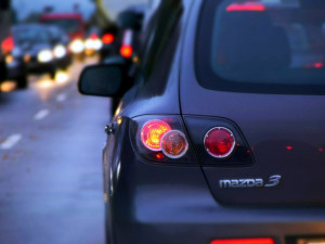 Za snížené viditelnosti loni zemřelo 40 procent všech obětí nehod. Jak správně osvětlit automobil?