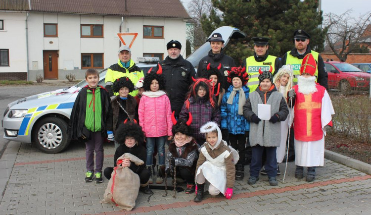 Děti převlečené za Mikuláše, anděly a čerty kontrolovaly společně s policisty řidiče