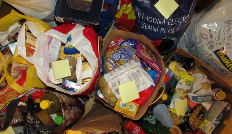 Mikulášská sbírka opět slavila úspěch. Darované věci jsou nyní rozdělovány mezi seniory a sociálně slabé