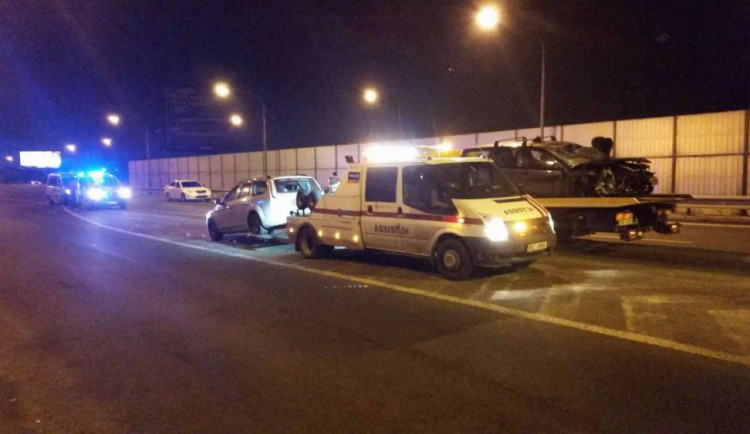 Na Tovární ulici se srazila dvě auta, řidič jednoho z nich podlehl svým zraněním v nemocnici