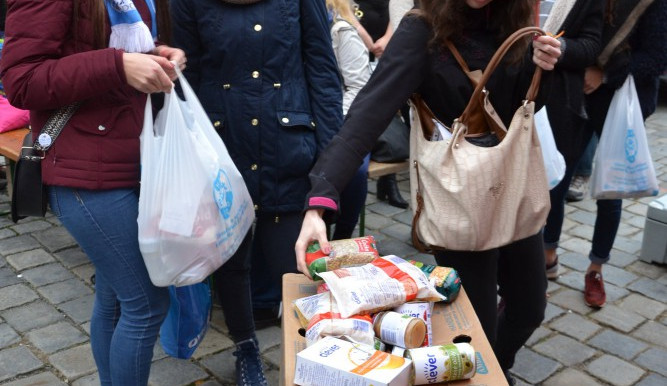 Luštěninová sbírka měla úspěch, vybralo se přes půl tuny potravin. O polovinu více, než loni