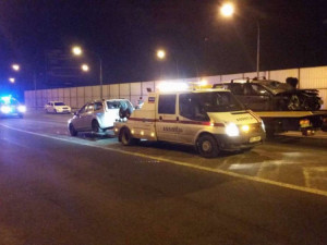 Na Tovární ulici se srazila dvě auta, řidič jednoho z nich podlehl svým zraněním v nemocnici