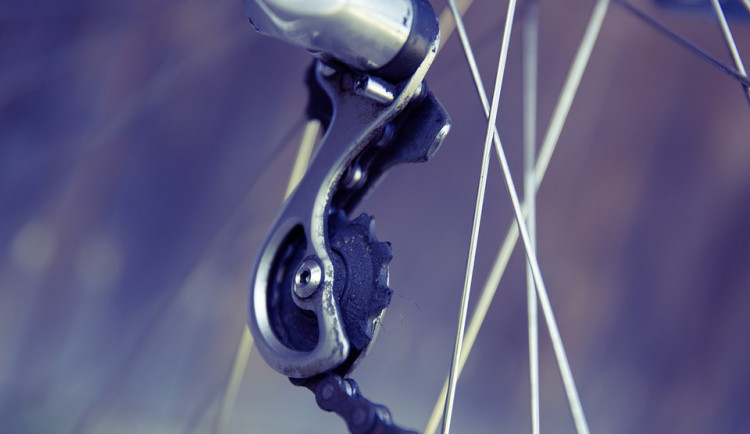 Cyklista sjel ze srázu u silnice a narazil do oplocení. Na místě zemřel
