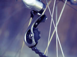 Cyklista sjel ze srázu u silnice a narazil do oplocení. Na místě zemřel