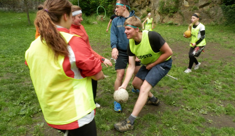 Famfrpál se nehraje jen v Bradavicích. Na košťatech se "létá" i v Olomouci