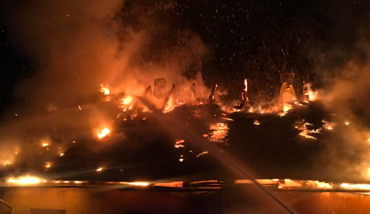 VIDEO: V Bohdíkově na Šumpersku hoří střecha bývalého statku, hasiči jsou stále na místě