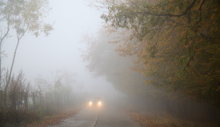 Dopravu v Olomouckém kraji místy komplikuje mlha, během dne pozor na silný vítr