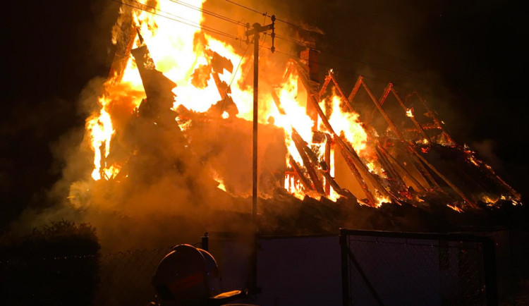 VIDEO: V Hanušovicích hořela chata, požár likvidovaly čtyři jednotky hasičů