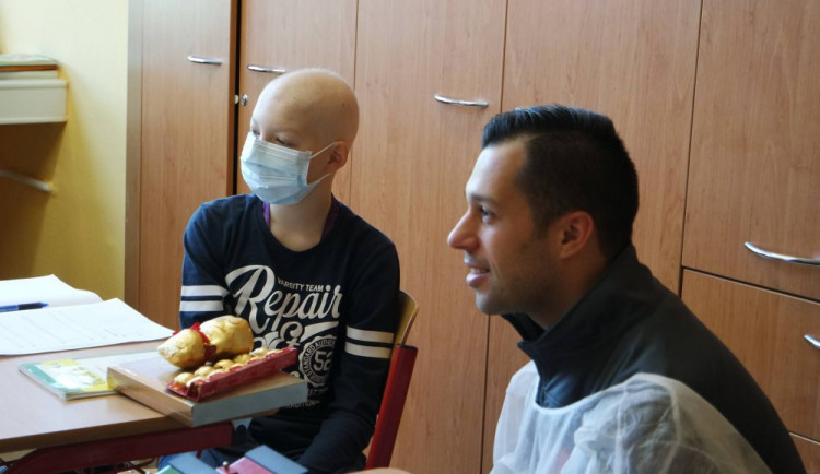 Kaufland Logistik Olomouc obdaroval malé pacienty z hemato-onkologického oddělení