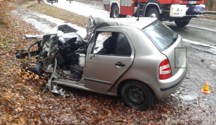 Na dálnici u Velkého Újezdu se střetlo auto s náklaďákem, řidič osobáku nehodu nepřežil