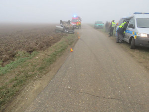 Řidič nezvládl se svým Fiatem zatáčku, mezi poli dostal smyk a skončil na střeše