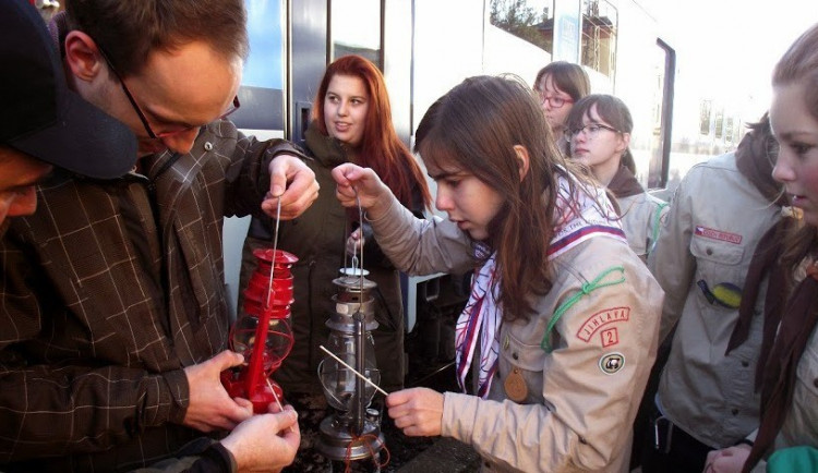 Skauti opět dovezou Betlémské světlo. Odnést domů si ho můžete už tuto sobotu