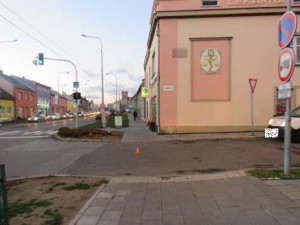 V Purkyňově ulici srazila řidička svým autem sedmiletou dívku a ujela. Policie hledá svědky