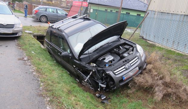 Nepovedený předjížděcí manévr přišel mladou řidičku na 200 tisíc korun