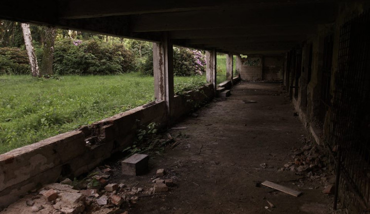 Nemocnice nechá zbourat bývalé sanatorium, na místě vyroste nové sportoviště