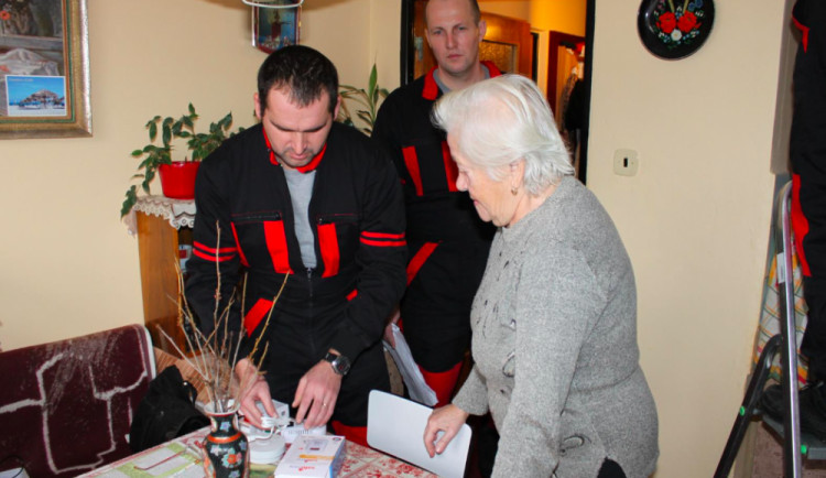 Hasiči montovali v domácnostech lidem se specifickými potřebami detektory kouře a plynu