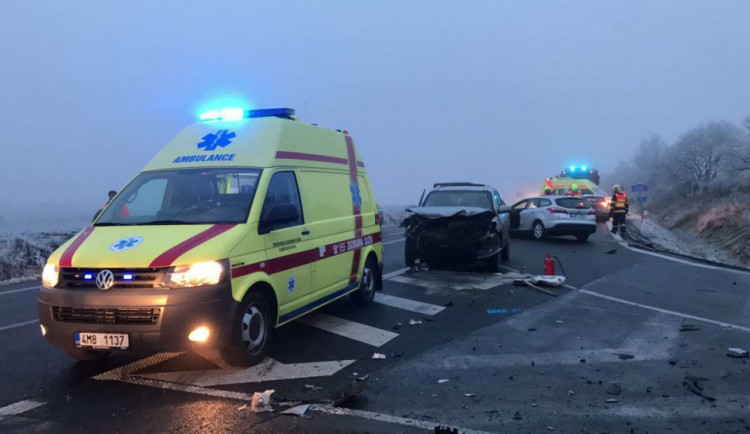 VIDEO: U Horní Loděnice se v neděli odpoledne srazila tři auta, na místě zůstaly zraněné osoby