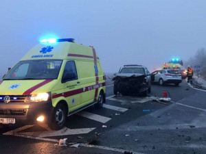 VIDEO: U Horní Loděnice se v neděli odpoledne srazila tři auta, na místě zůstaly zraněné osoby