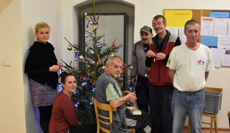 Jak vypadá Štědrý den olomouckých bezdomovců? Díky Charitě mají bramborový salát i stromeček