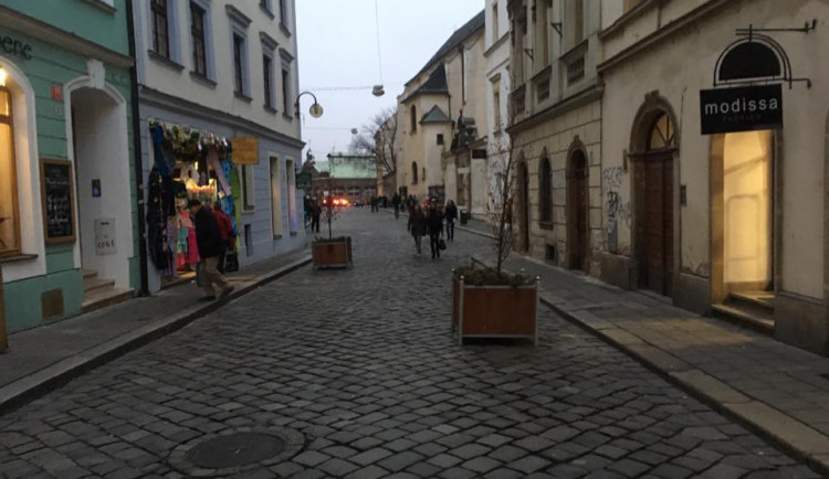 Olomouc hlídají policisté se samopaly, vjezdy na Horní a Dolní náměstí jsou zataraseny květináči