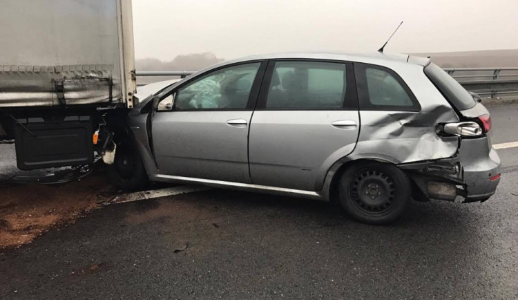 FOTO/VIDEO: Jak vypadala dnešní hromadná nehoda šesti aut na dálnici u Nemilan?