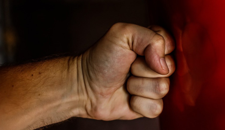 Muž na Štědrý den napadl svoji matku, policie ho vykázala ze společné domácnosti