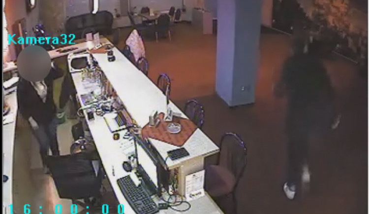 VIDEO: Policie zadržela pachatele, který během prosince loupežně přepadával servírky