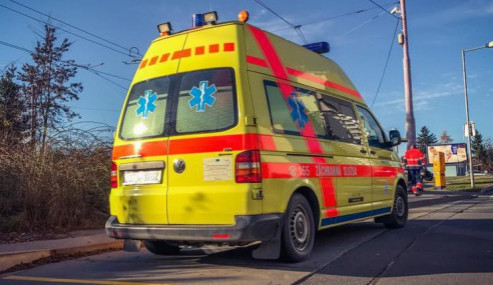 Automobil srazil dvě děti v Šumperku, zasahovat musel i vrtulník