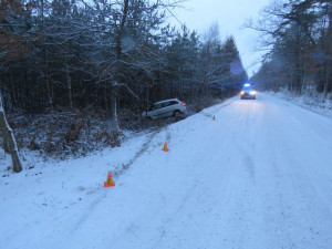 Řidička nebyla opatrná při jízdě na uježděném sněhu, se svým autem skončila mimo silnici