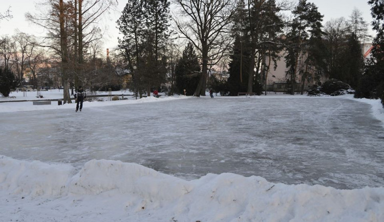 Ve Smetanových sadech vzniklo veřejné kluziště, nachází se kousek od jezírka. Bruslení je zdarma