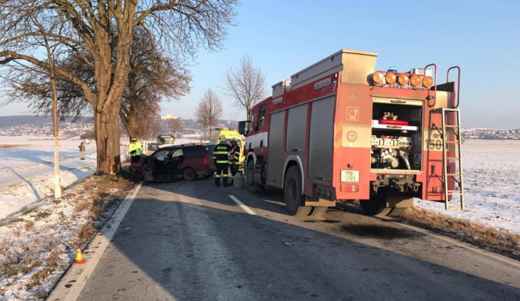AKTUALIZOVÁNO: V aleji mezi Olomoucí a Samotiškami narazila řidička do stromu, její stav je vážný
