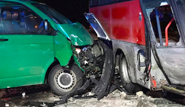 VIDEO: Při úterní nehodě autobusu a dodávky se zranili čtyři lidé