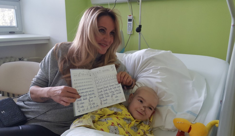 Vendula Pizingerová za Kapku naděje předala v olomoucké nemocnici  dar v podobě 15 infuzních pump