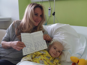 Vendula Pizingerová za Kapku naděje předala v olomoucké nemocnici  dar v podobě 15 infuzních pump