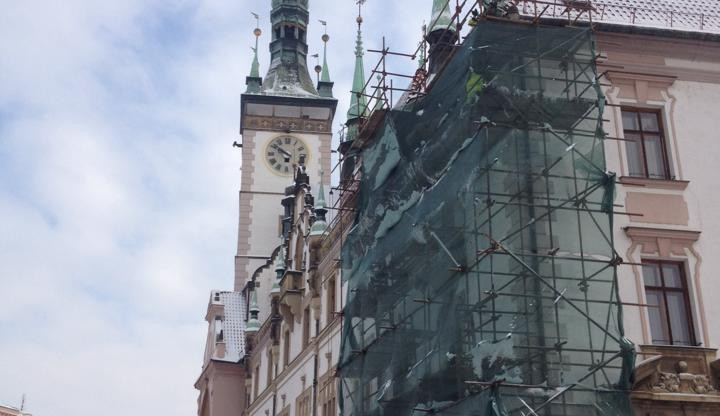 Dělníci zahájili opravu střechy radnice v centru Olomouce