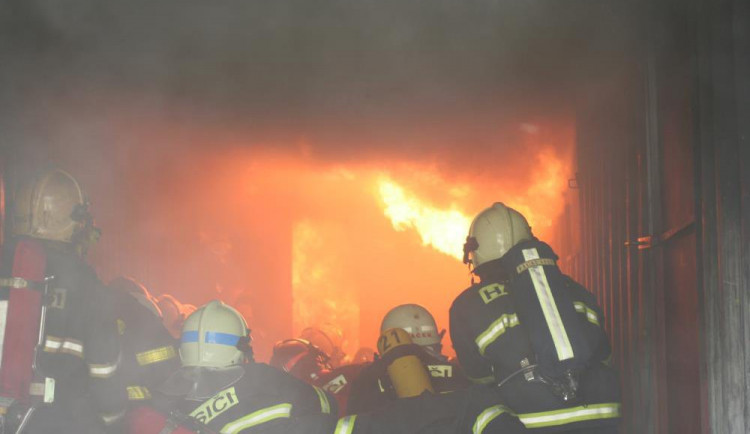 V Pavlově na Šumpersku museli hasiči zachraňovat ženu z hořícího domu