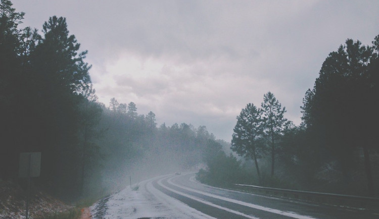 Sníh na vozovce komplikuje dopravu na Šumpersku a Jesenicku