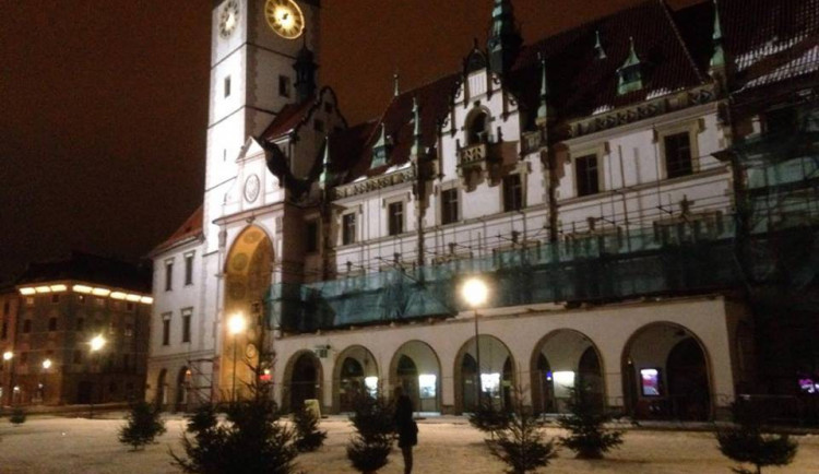 Olomoucké Horní náměstí zdobí les z použitých vánočních stromků