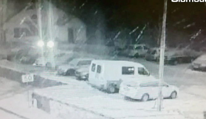 VIDEO: Opilý řidič driftoval na parkovišti v centru města, vše zaznamenala městská kamera