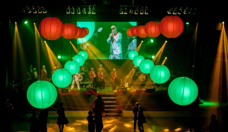 Zpátky do sedmdesátek. Ples mezi květy připomene Televarieté či skupinu ABBA